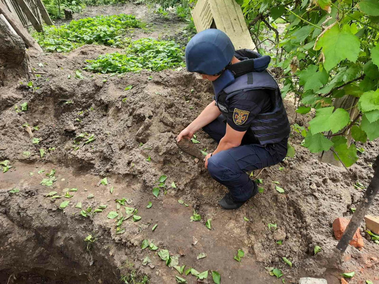 На Харьковщине возле жилого дома нашли два артснаряда