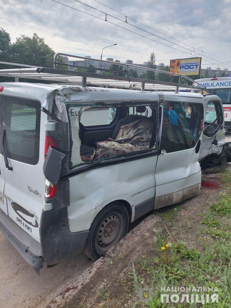 В Харькове пассажира и водителя Renault Trafic забрала "скорая" с места аварии