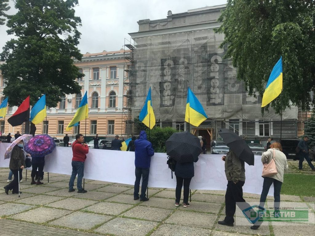 Три года без воды и тепла: жители харьковского общежития пикетируют Апелляционный суд (фото)