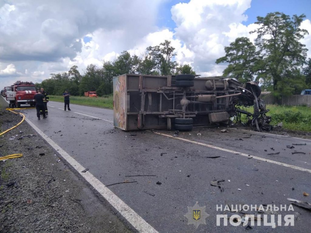 Смертельное столкновение грузовиков под Харьковом: подробности ДТП (фото)