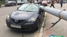 В Харькове иномарку разбил упавший столб (фото)