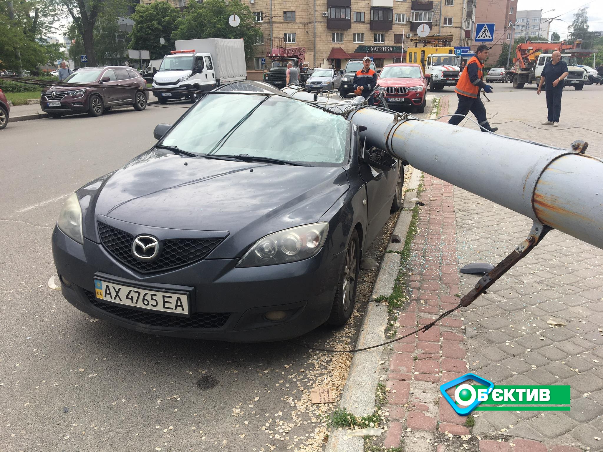 В Харькове иномарку разбил упавший столб (фото)