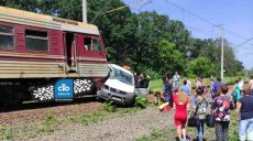 На ж/д переезде электричка протаранила микроавтобус: в «скорой» рассказали о состоянии водителя