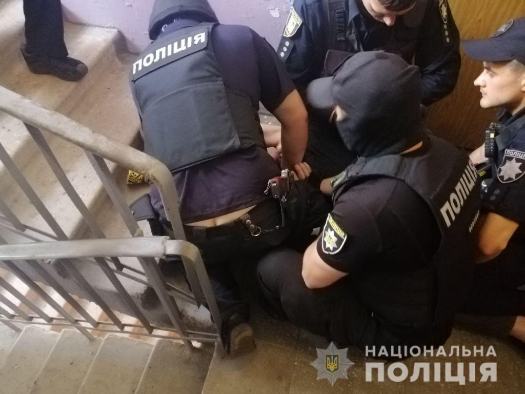 Разгуливал с гранатой и запалом на Салтовке: полиция задержала 27-летнего харьковчанина (фото)