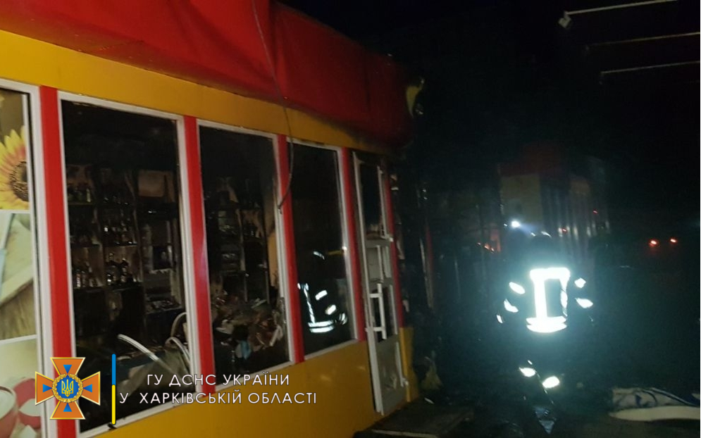 В Харькове сгорел продуктовый магазин (фото)