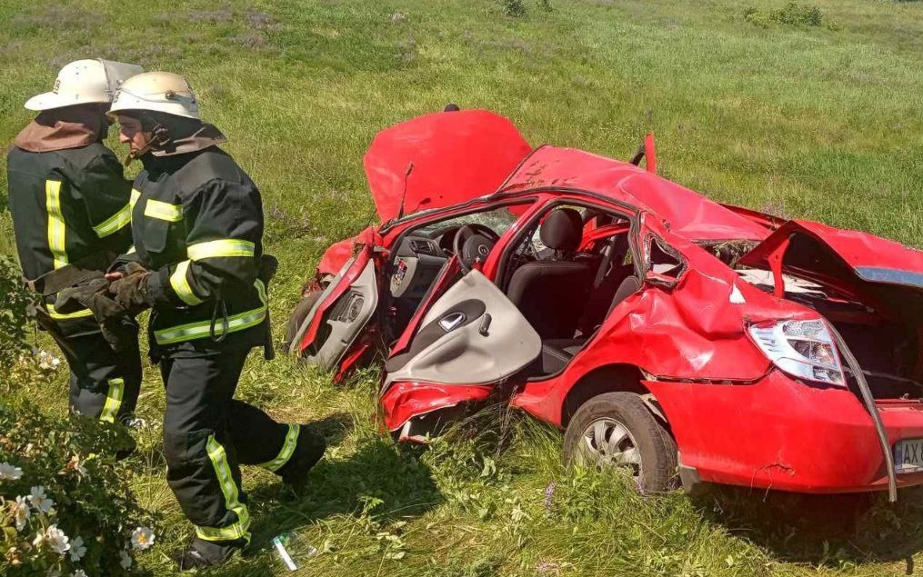 В Харьковской области спасатели деблокировали пострадавшего водителя (фото)