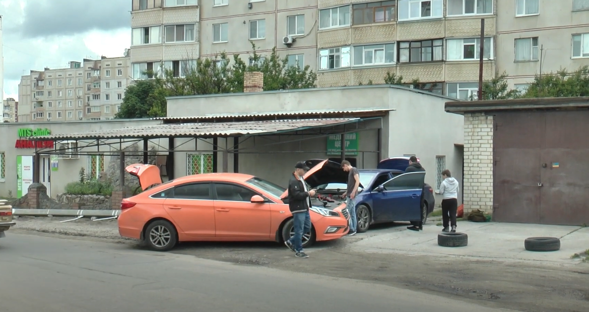 ДТП та стрілянина: у Пісочині через аварію сталася сутичка (відео)