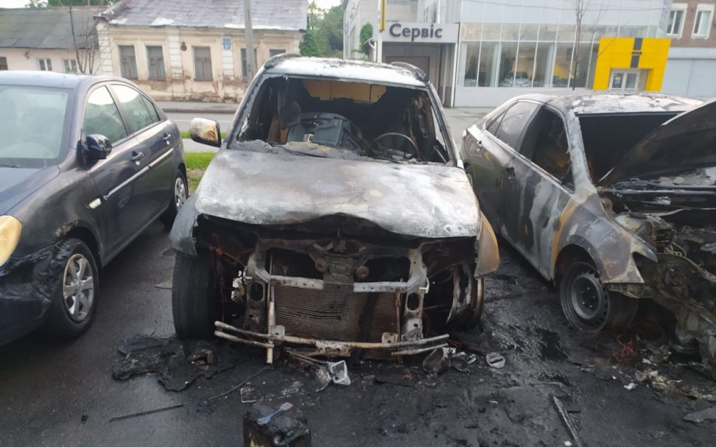 Ночью в Харькове во дворе многоэтажки сгорели автомобили (фоторепортаж)