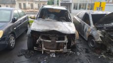 Ночью в Харькове во дворе многоэтажки сгорели автомобили (фоторепортаж)