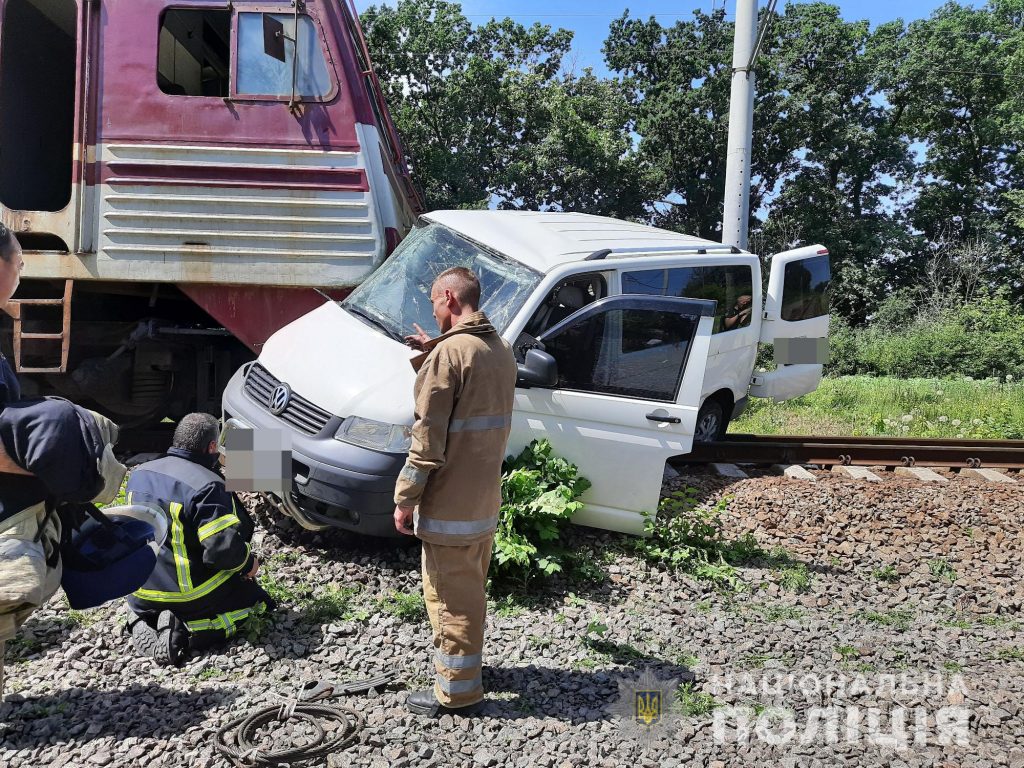 Харьковская полиция выясняет, как микроавтобус попал под колеса электрички (фото)