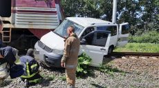 Харьковская полиция выясняет, как микроавтобус попал под колеса электрички (фото)