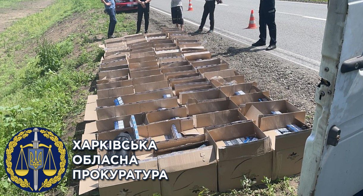 На Харьковщине остановлен микроавтобус с контрафактными сигаретами (фоторепортаж)