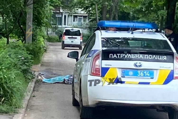 В Харькове женщина выпала из окна