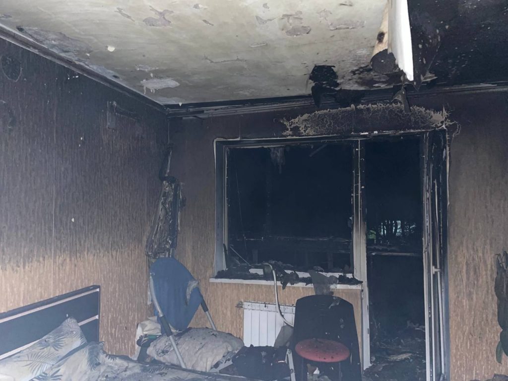 Лопались стекла, горели балконы: в Харькове спасли троих жильцов горящего дома (фото)