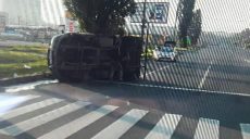 В Харькове опрокинулся грузовик (фото)