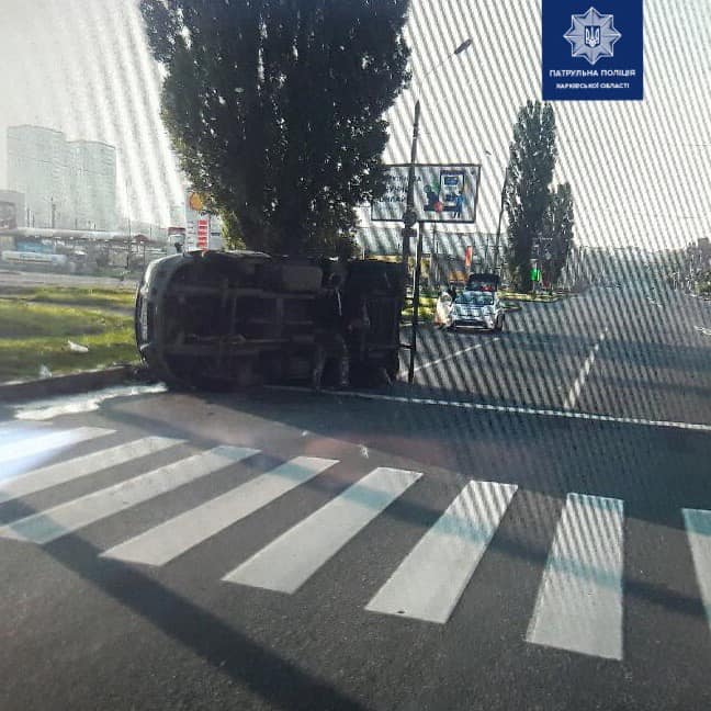 В Харькове опрокинулся грузовик (фото)