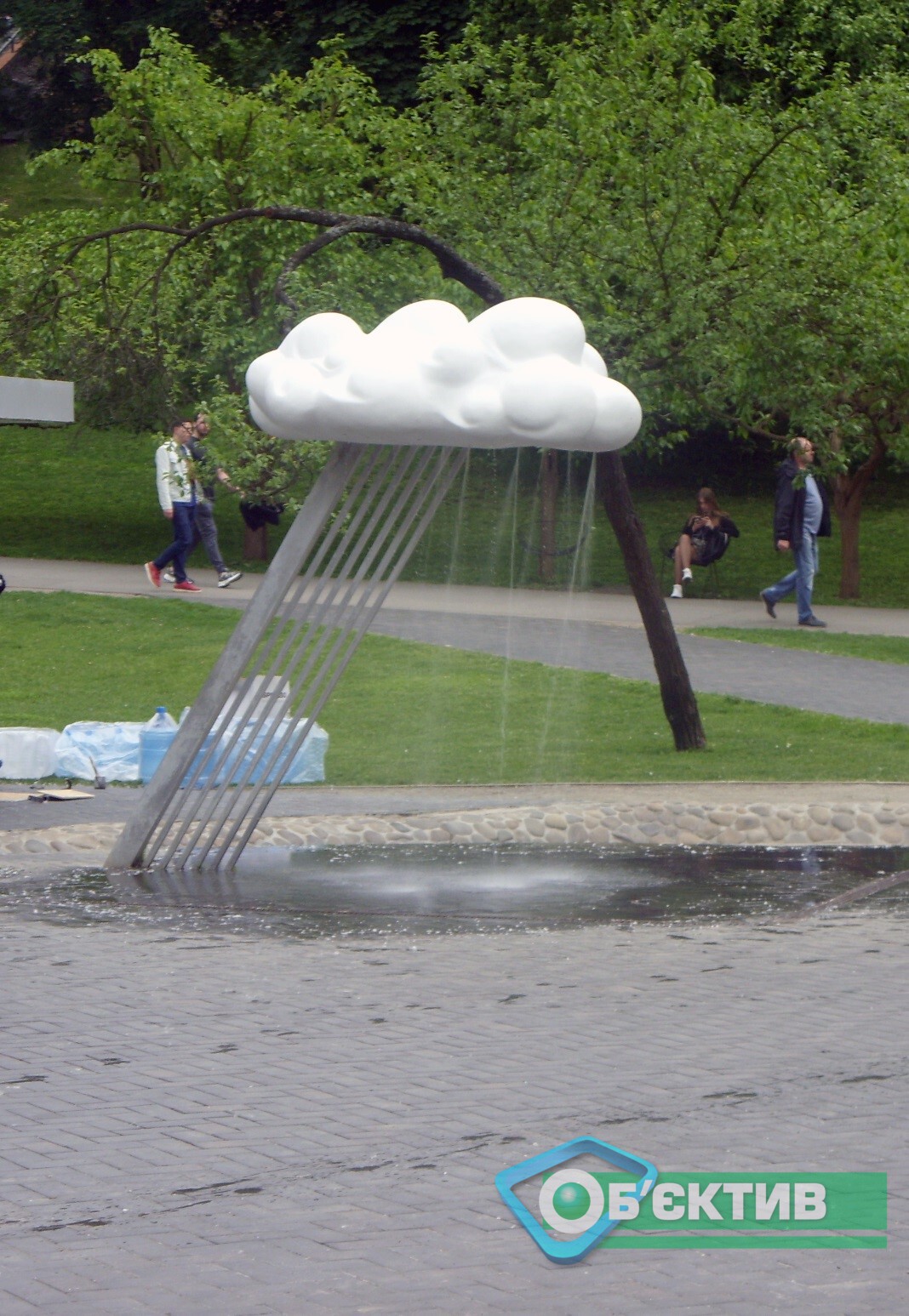 Фонтан-облако в парке 