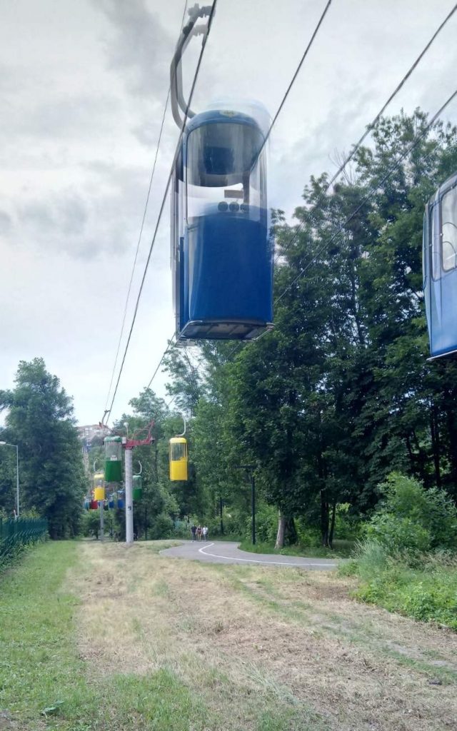 В Харькове в кабине остановившейся канатной дороги зависли мать с ребенком (фото)