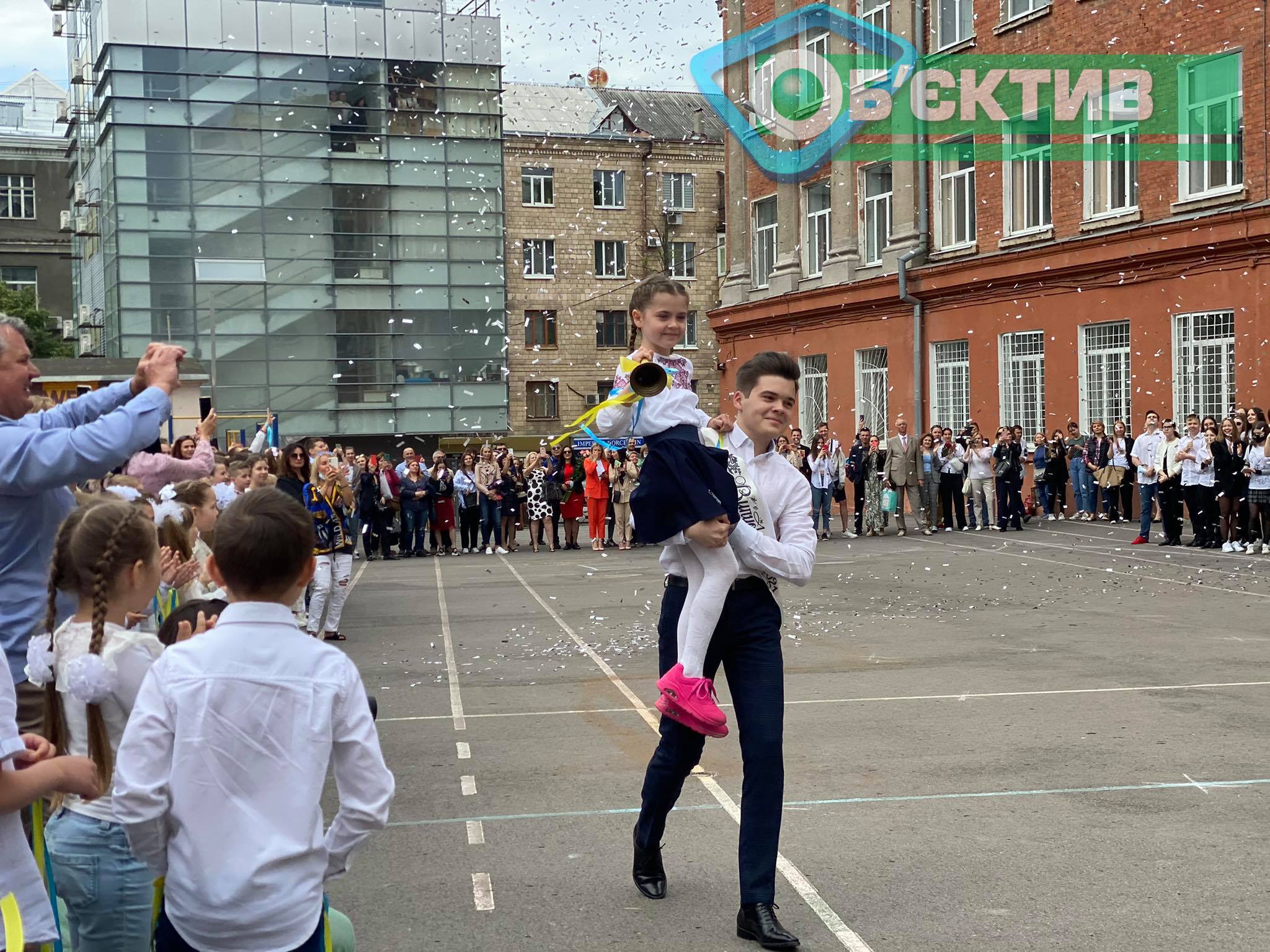 В школах Харькова прозвучал последний звонок (фоторепортаж, видео)