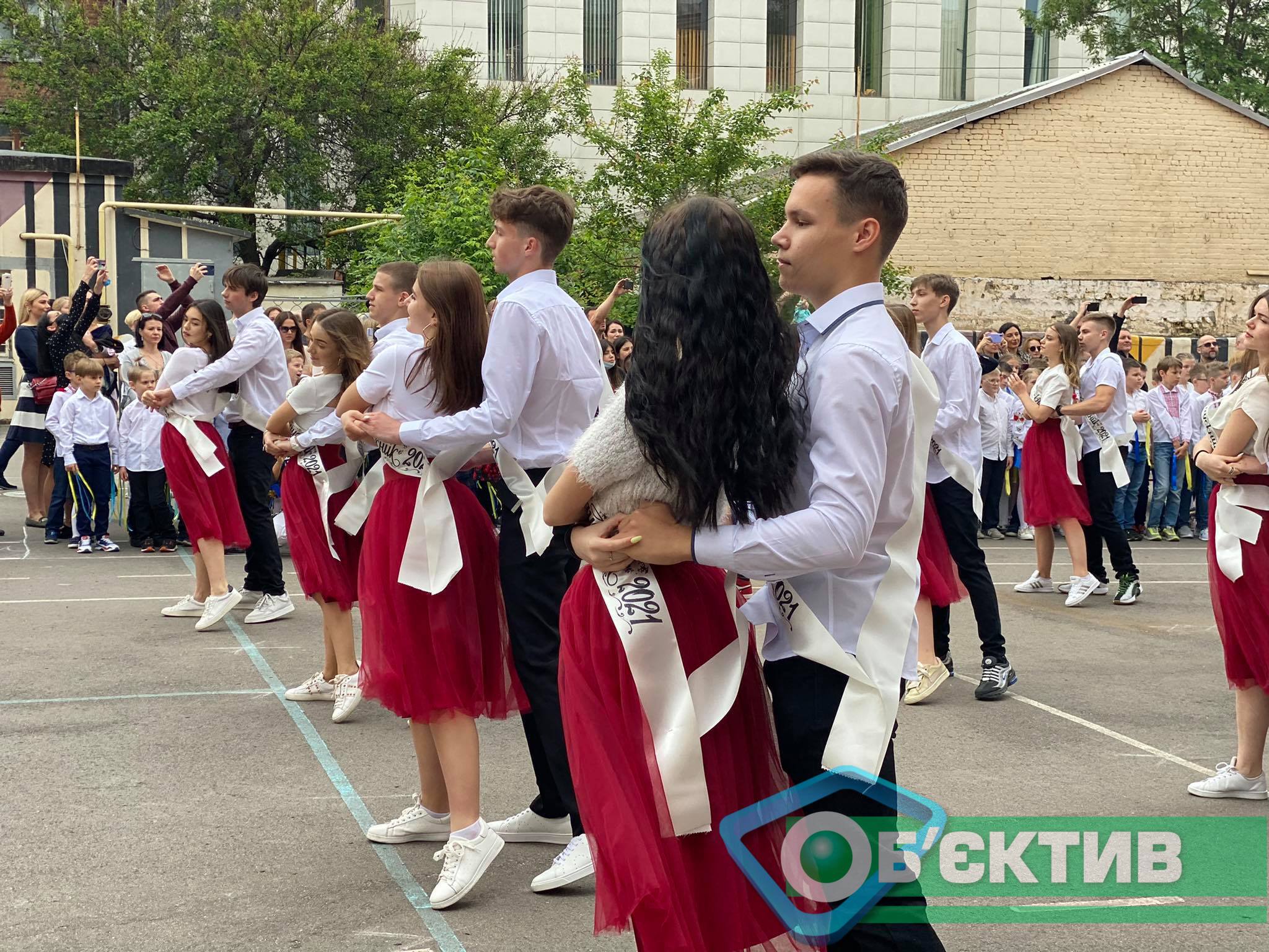 Школьники танцуют на последнем звонке в харьковской школе №5