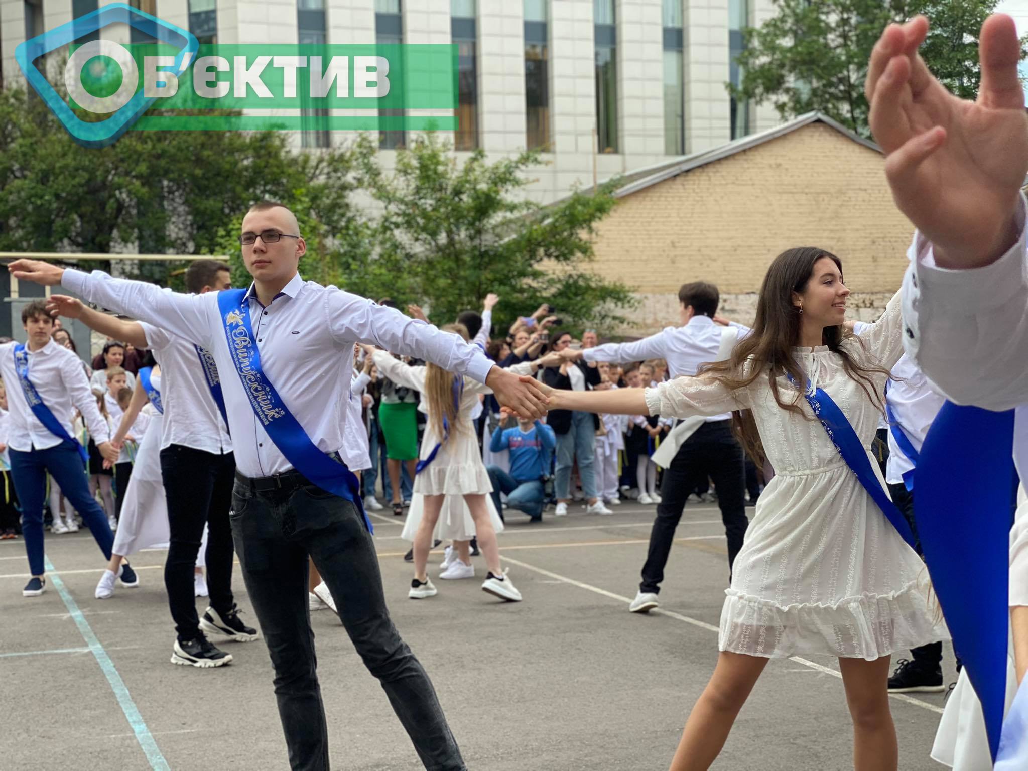 Выпускники танцуют прощальный вальс