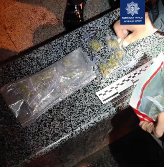 В Харькове патрульные задержали наркозакладчика (фото)