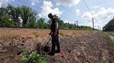 На Харьковщине в трех метрах от железной дороги нашли мины (фото)
