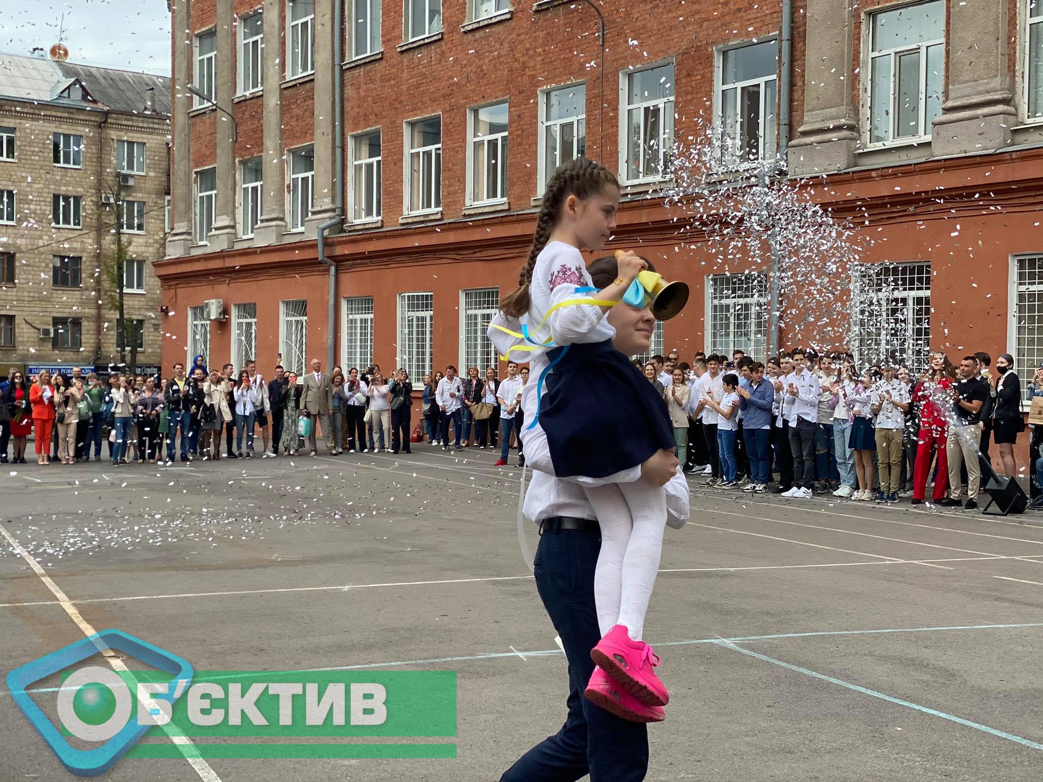 Младшеклассница дает последний звонок в школе №5 Харькова