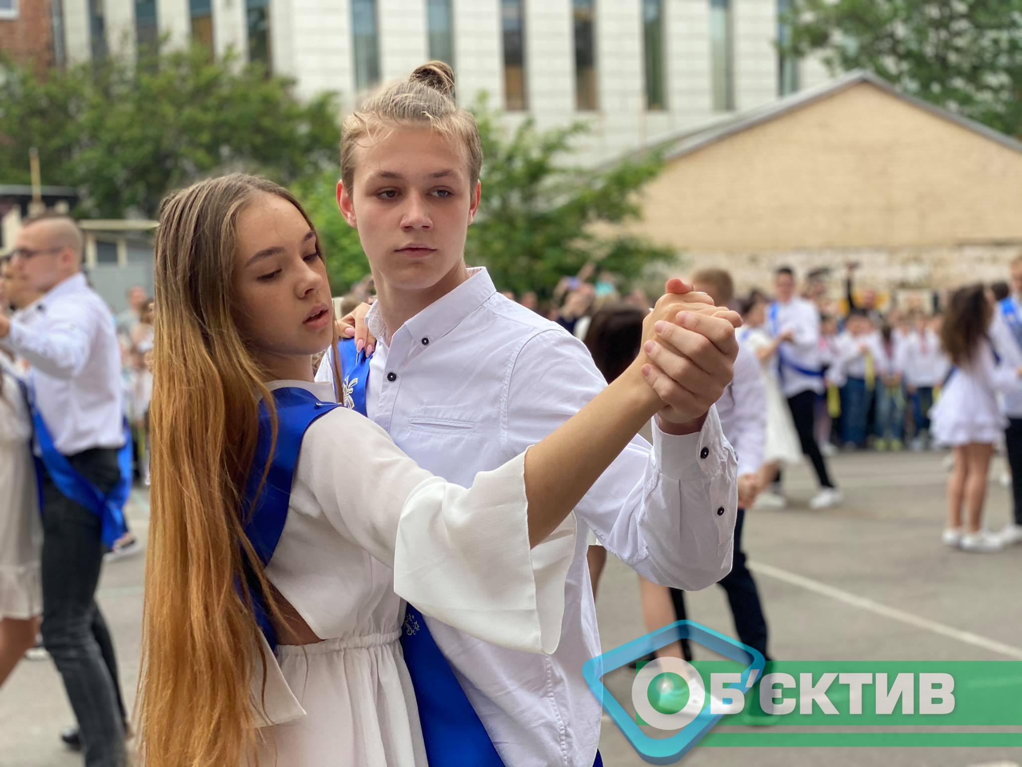 Школьники танцуют прощальный вальс на последнем звонке в Харькове