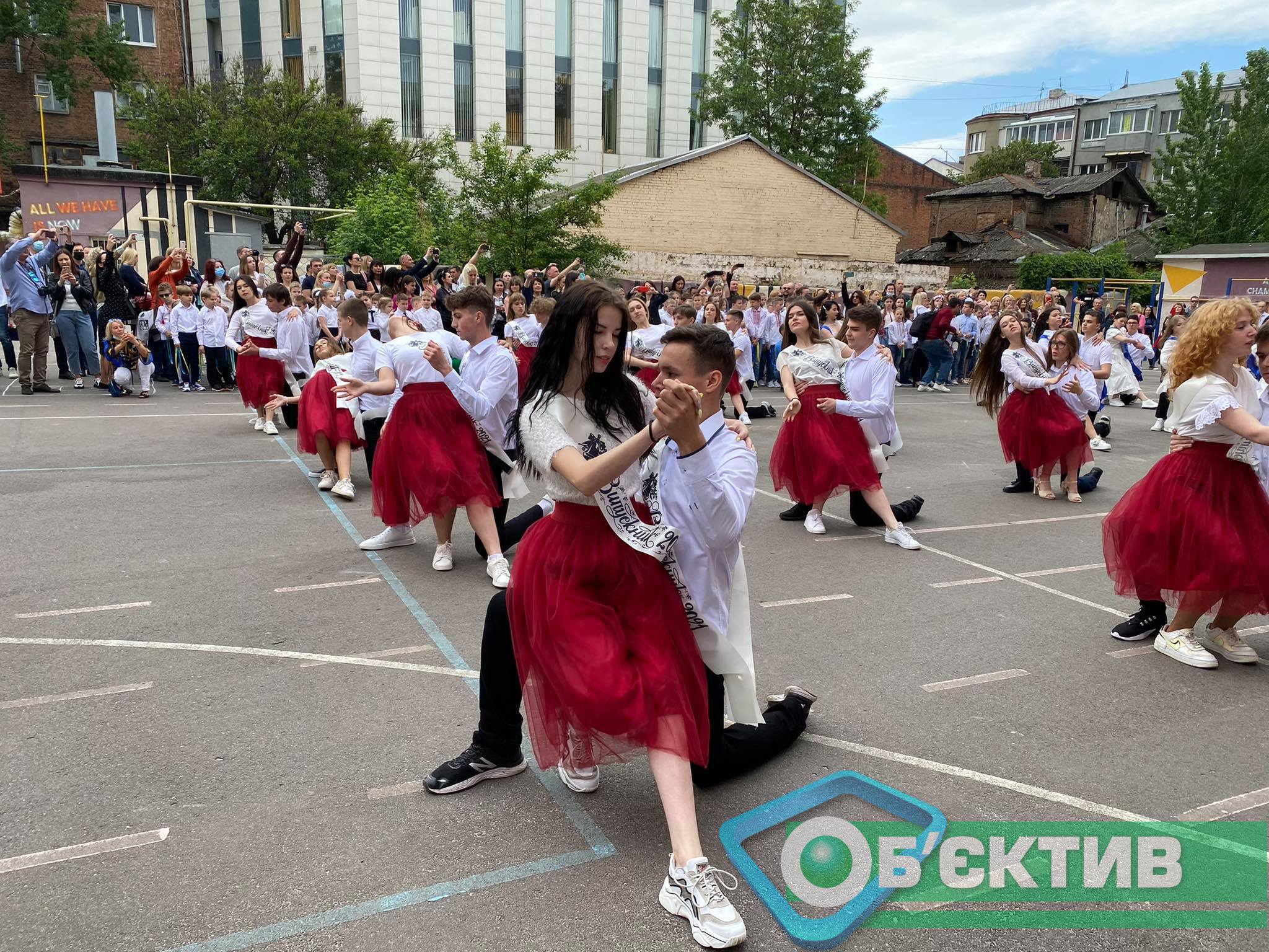 Харьковские школьники танцуют на последнем звонке