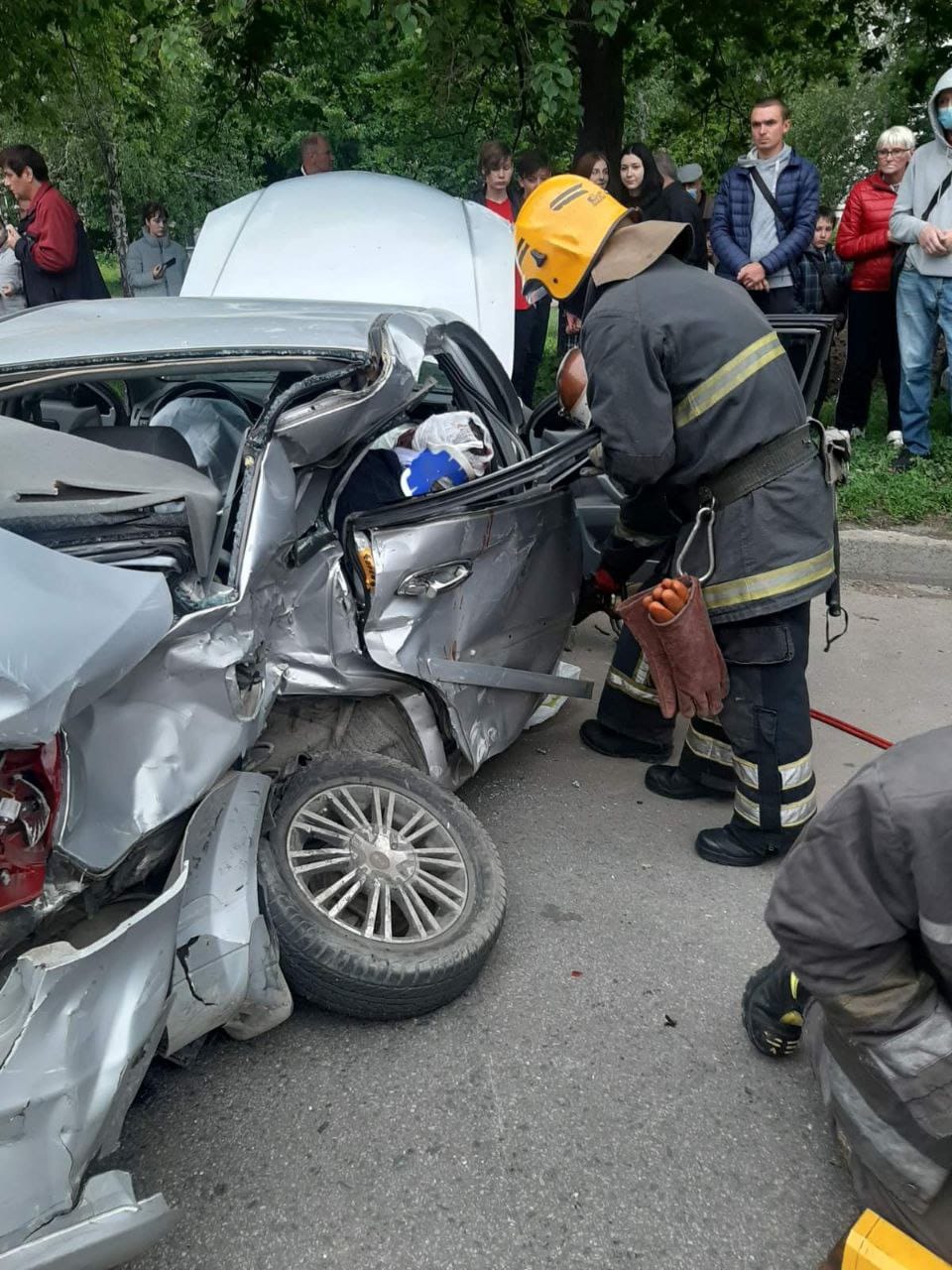 Харьковские спасатели вырезали из Chevrolet Lacetti пострадавшего в ДТП на Салтовке мужчину