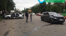 На Салтовке крупное ДТП — образовывается пробка (фоторепортаж)