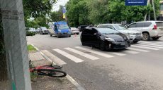 В Харькове велосипедист влетел в легковушку: есть пострадавшие