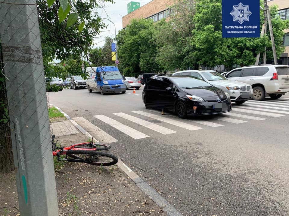 В Харькове велосипедист влетел в легковушку: есть пострадавшие