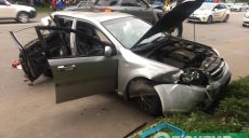 Пострадавших в ДТП на Салтовке вырезали спасатели (фото)