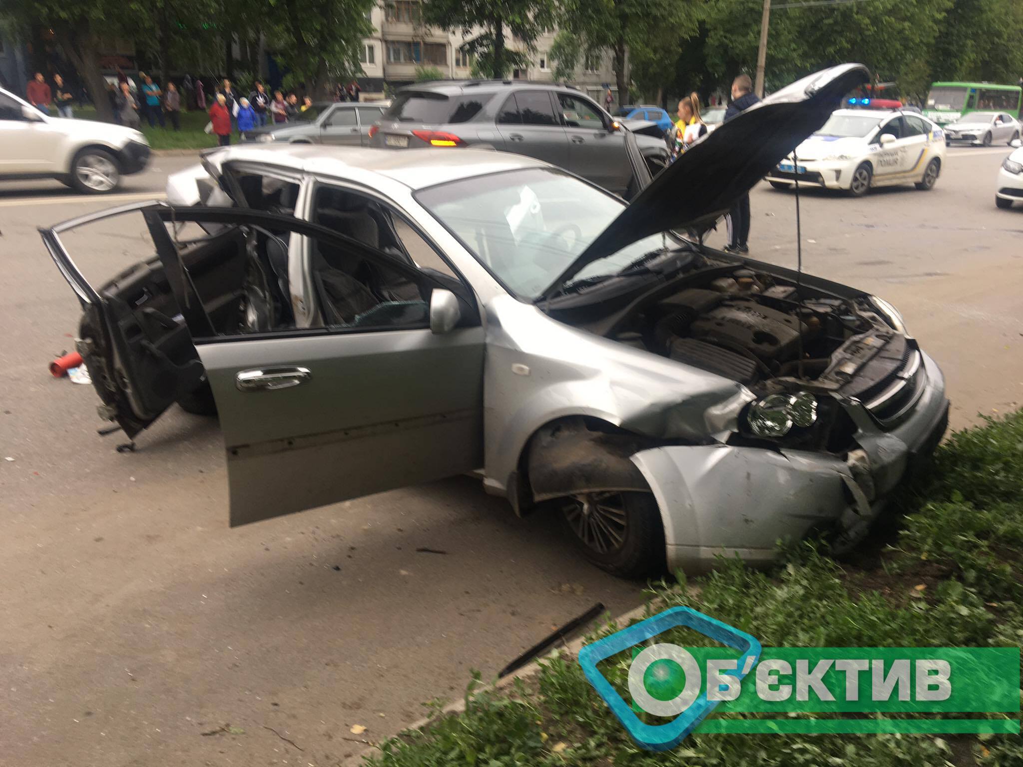 Автомобиль Сhevrolet после ДТП в Харькове развернуло поперек дороги
