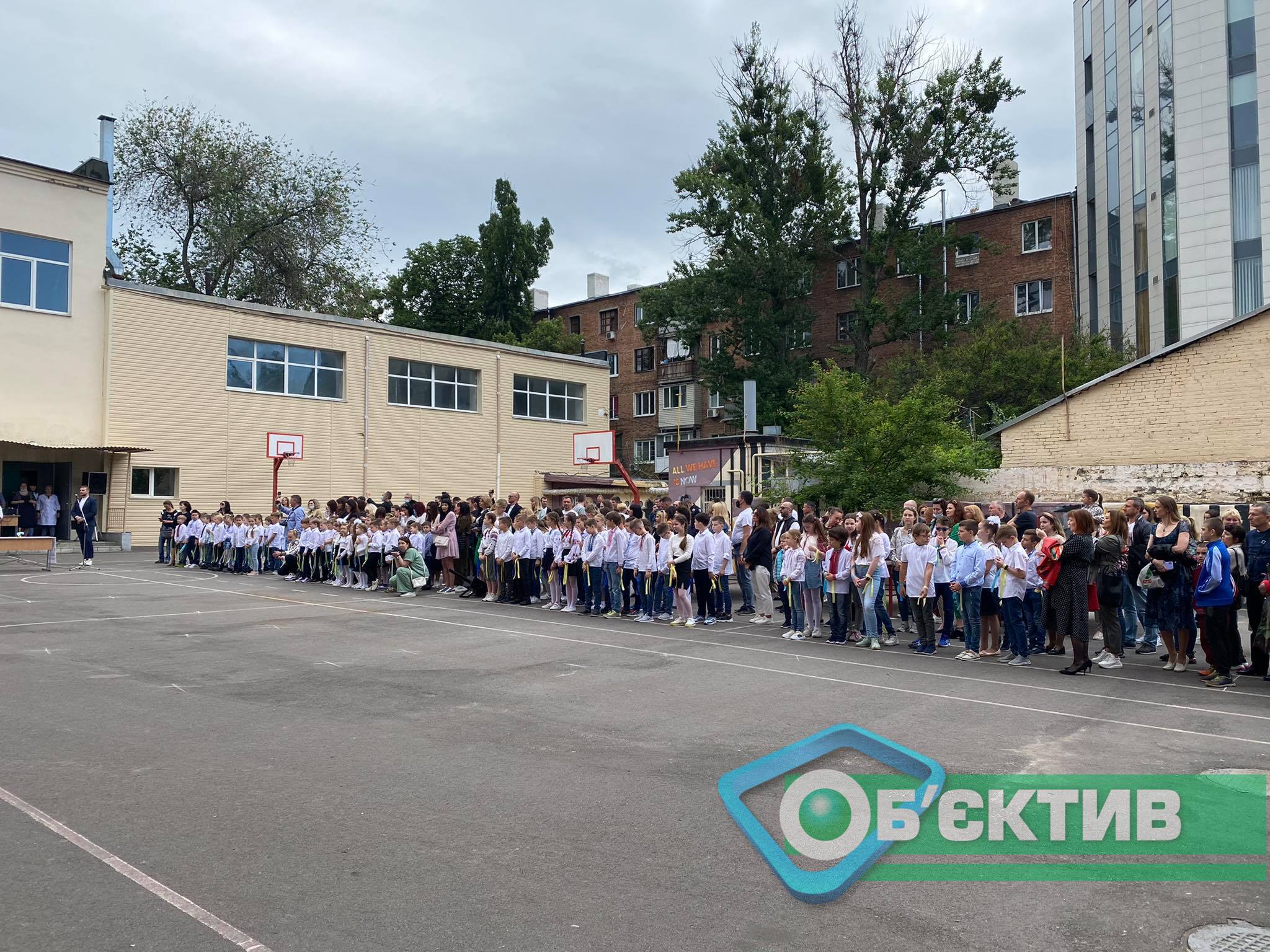 Ученики харьковской школы №5 выстроились в линейку на Последнем звонке