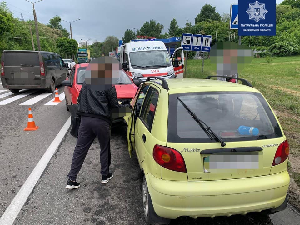 В ДТП на Тракторостроителей пострадали два человека (фото)