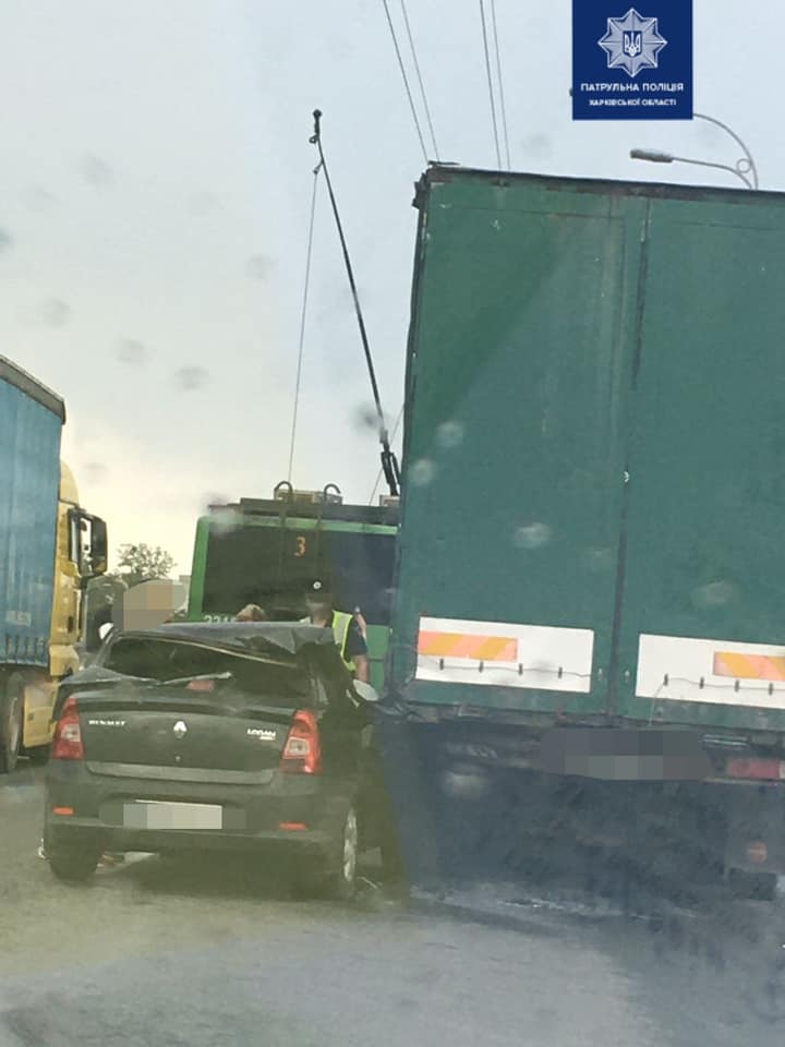 ДТП с участием грузовика и лешковушки на пр. Гагарина в Харькове