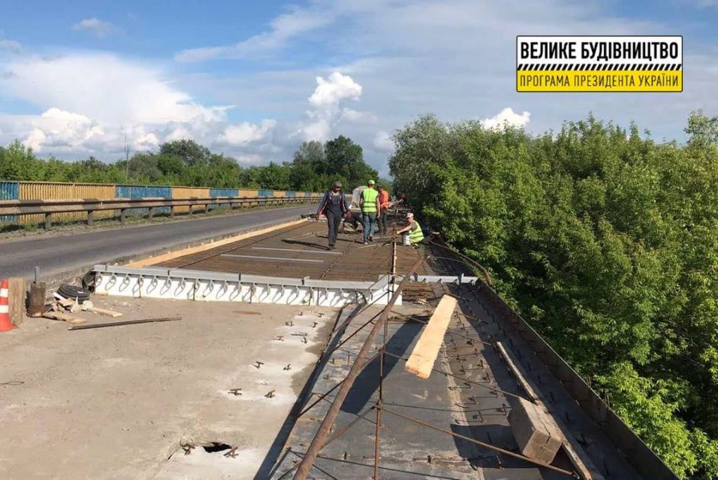 Дорожники бетонируют плиту на мосту через Северский Донец