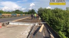 Дорожники бетонируют плиту на мосту через Северский Донец