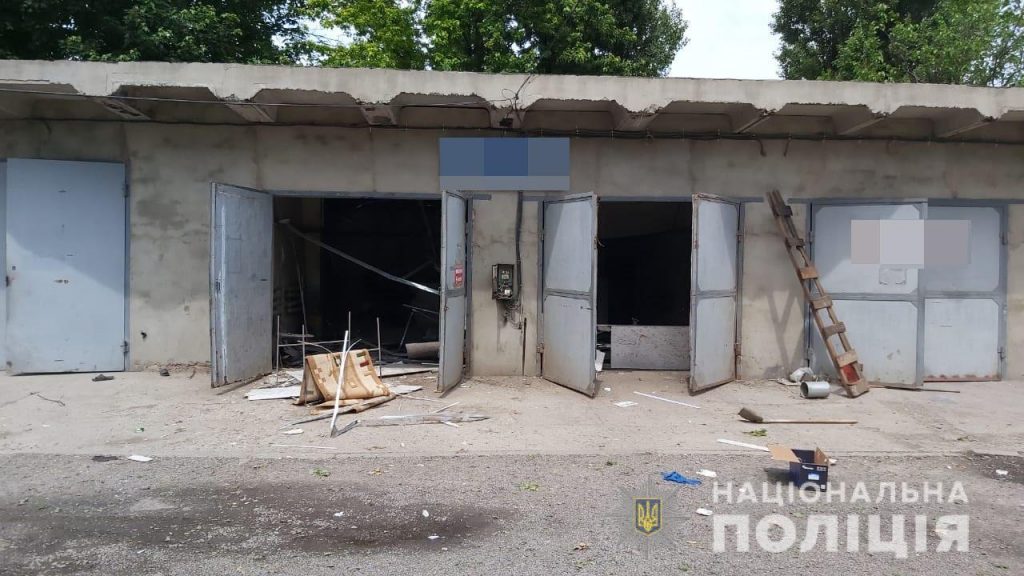 На Харьковщине неизвестные украли из гаража кофе и шоколад, а затем подорвали здание (фото)