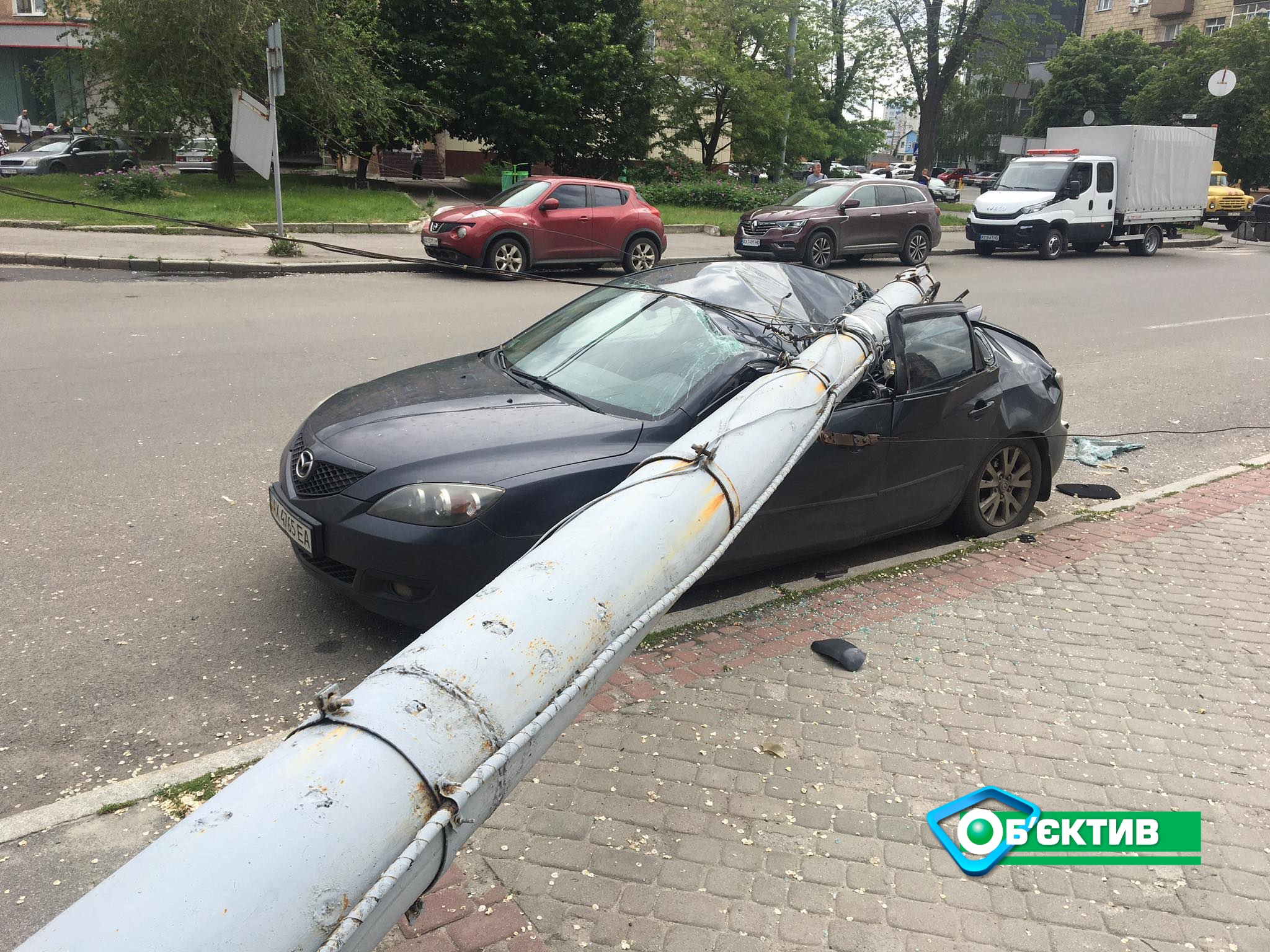 В центре Харькова на иномарку рухнул столб
