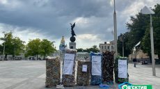 Тонна мусора в центре Харькова: на площади Конституции открылась эко-выставка (фото)