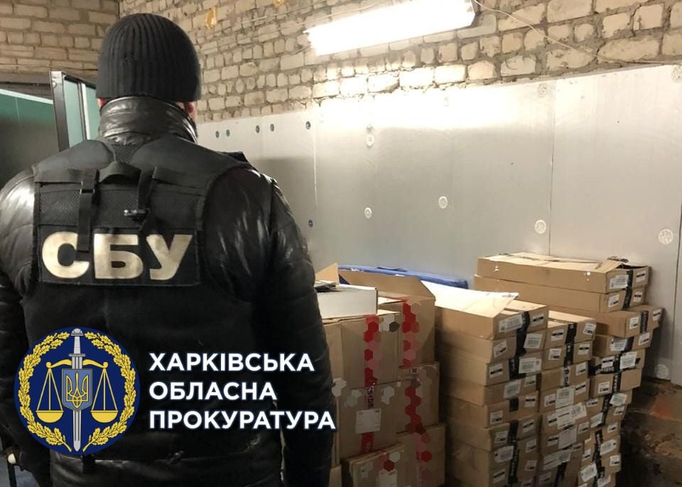 Незаконно хранил табачные изделия на общую сумму 2 млн грн: харьковчанину сообщили о подозрении (фото)