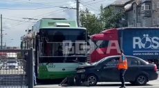 В Харькове легковушка протаранила троллейбус (видео)