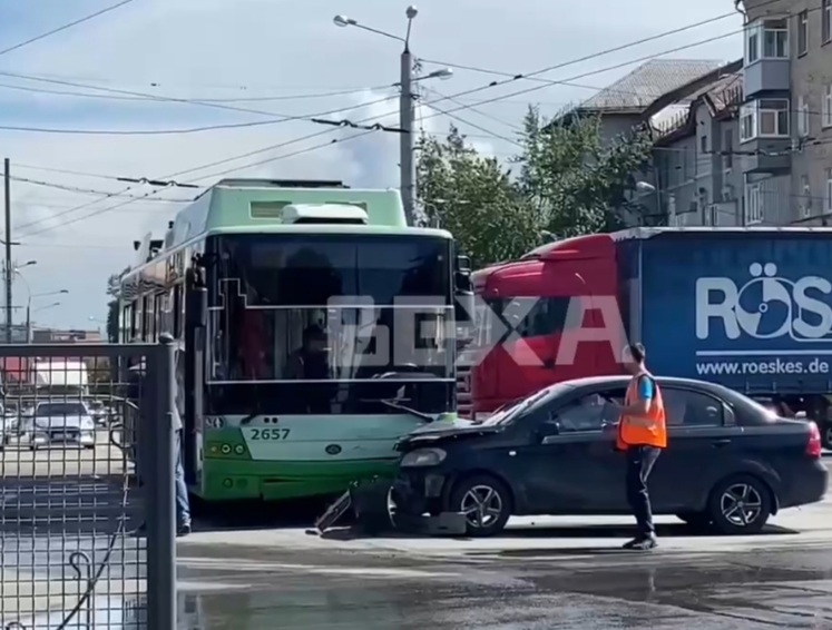 В Харькове легковушка протаранила троллейбус (видео)