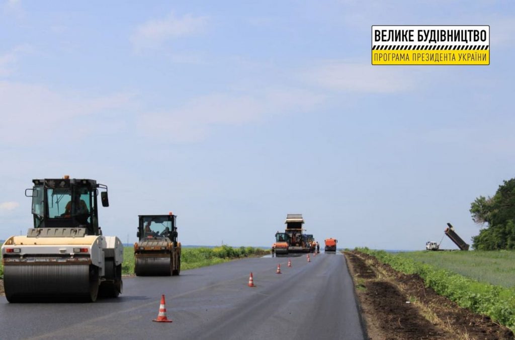 На дороге «Харьков – Змиев – Балаклея – Гороховатка» устроили 8,2 км верхнего слоя покрытия (фото)