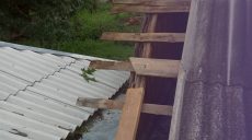 В Харьковской области во время дождя у детского сада снесло крышу