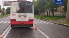 Харьковчанка кинулась под троллейбус